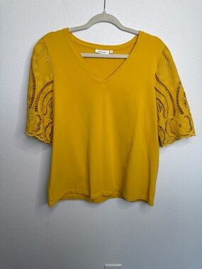 Chico’s V-Neck Eyelet Detail Tee L